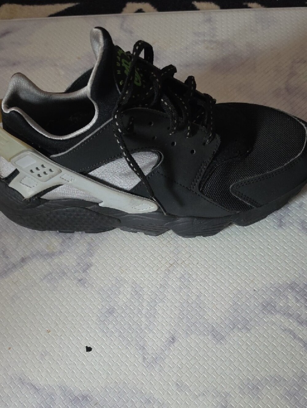 Nike Men's Black Sneakers with Grey Green Logo - Picture 3 of 4